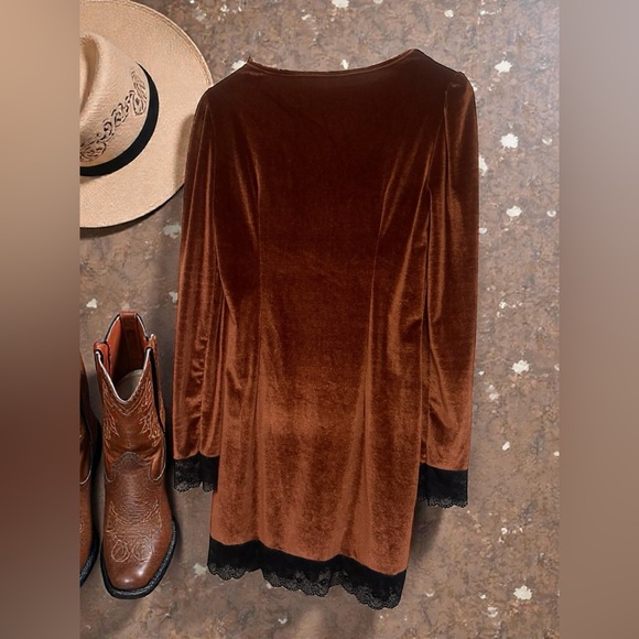Elegant Long Sleeve Velvet Dress with Lace Trim - Picture 6 of 9